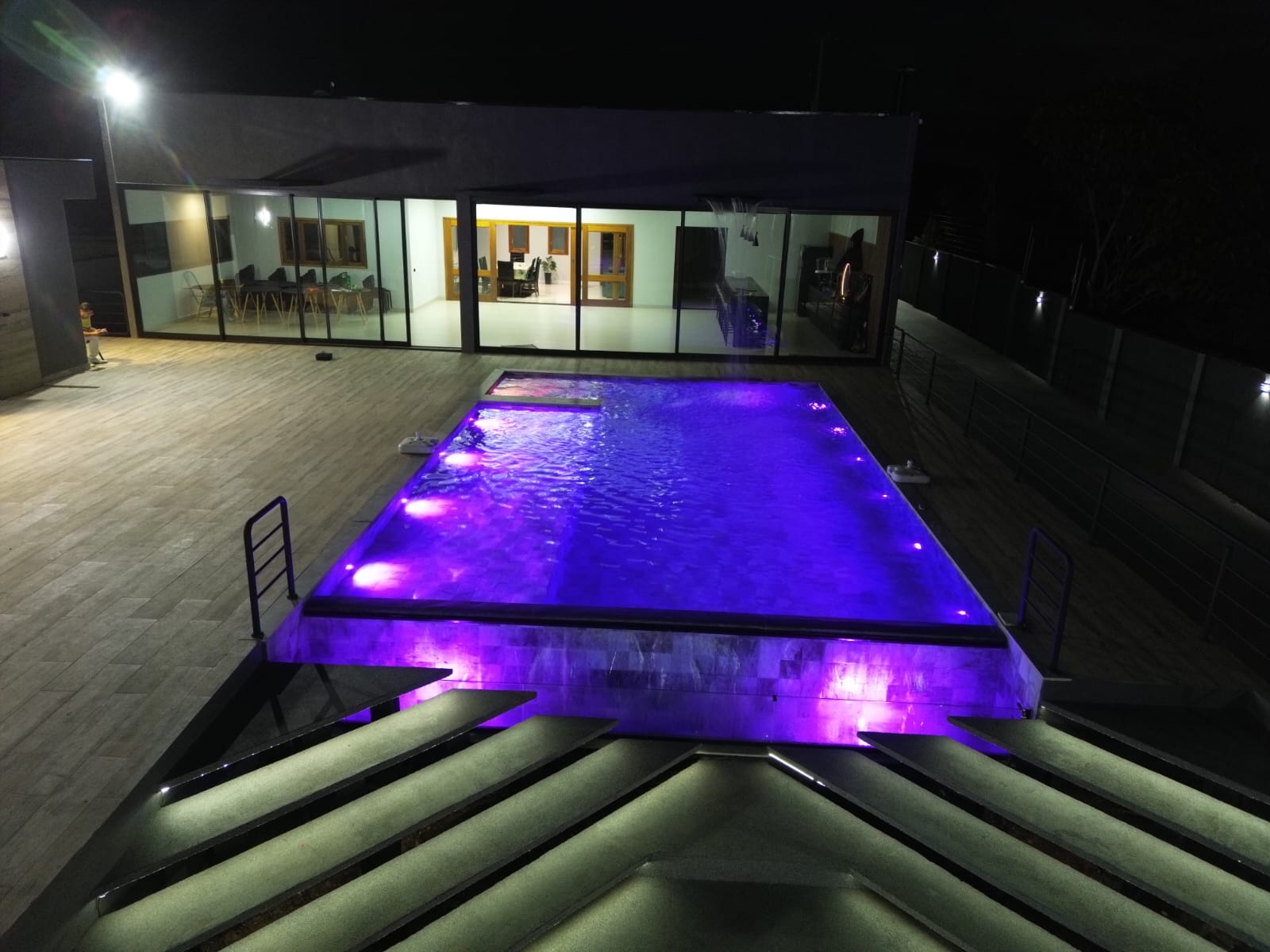 Piscina iluminada à noite